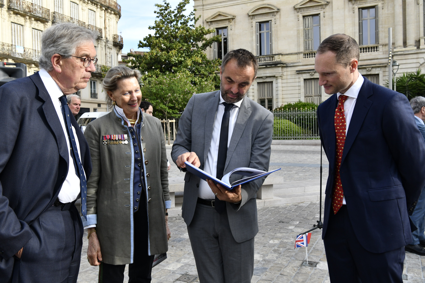 Cadeau du livre au maire