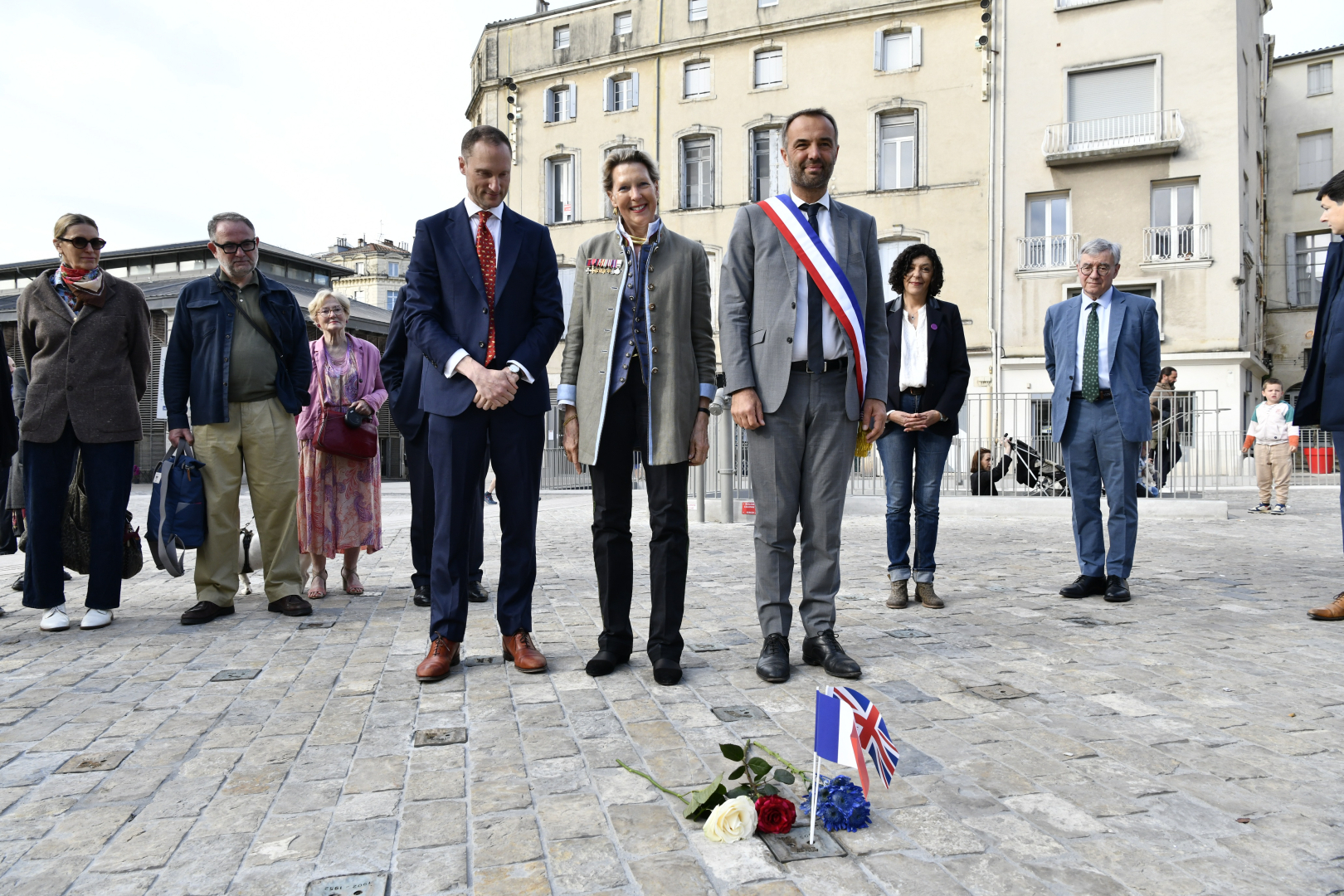 Recueillement devant le pavé de mémoire