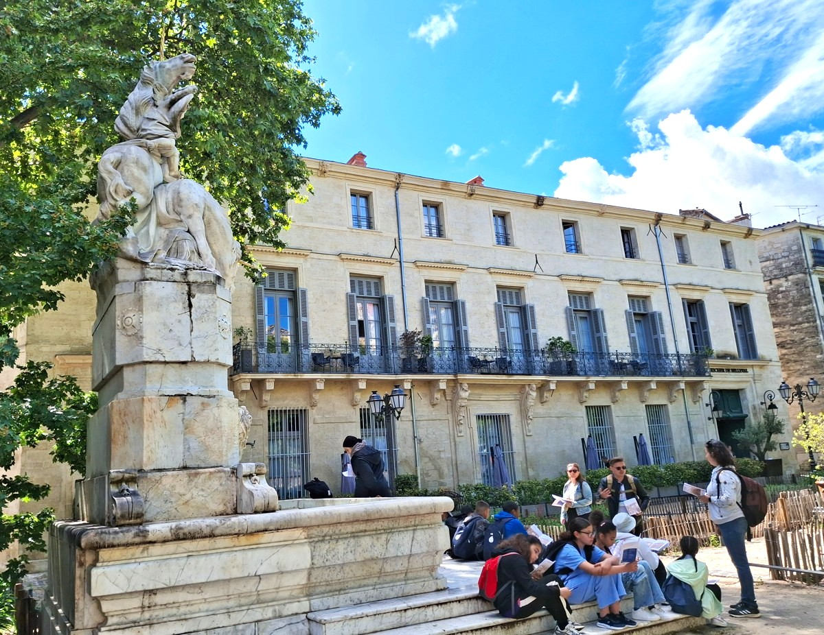 Devant l'ancienne mairie, place de la Canourgue