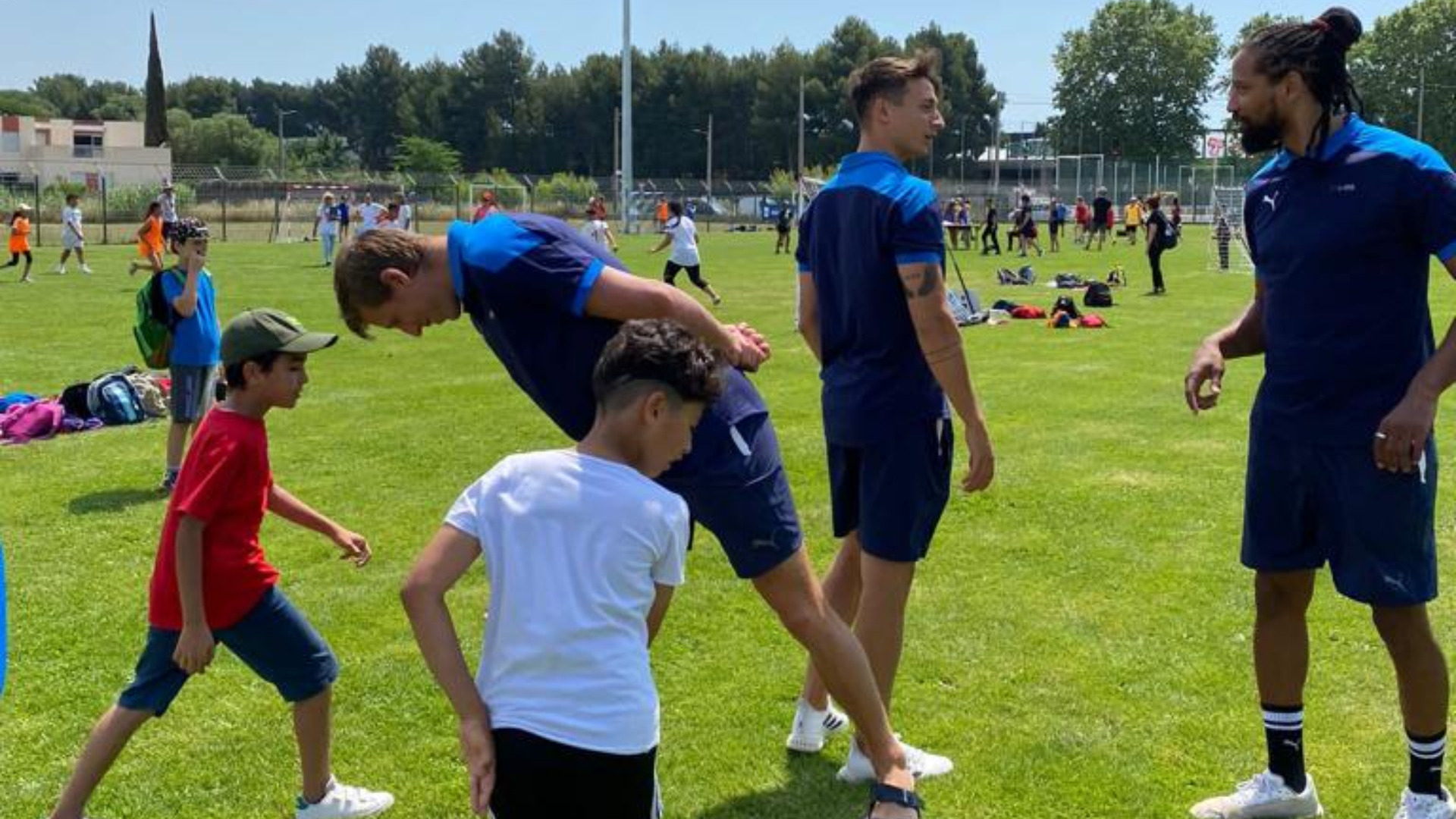 Des joueurs professionnels du MHB partagent leur passion avec les enfants comme ici en 2022 avec la présence notamment de Yannis Lenne, ailier de l'équipe de France