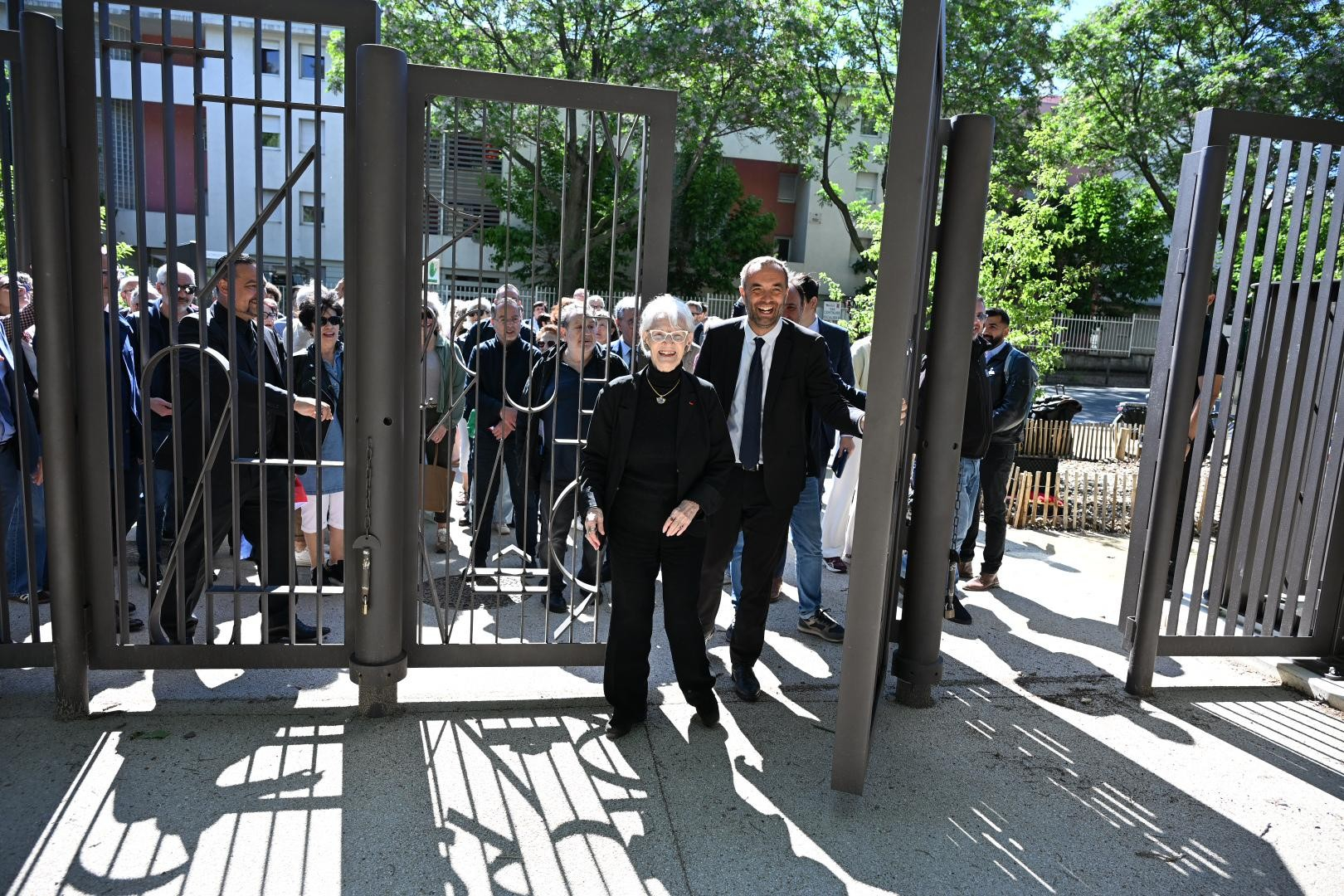 Les élus entrent dans le parc