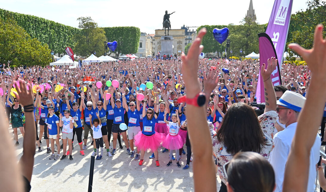 les sportifs à l'échauffement sur la place du Peyrou