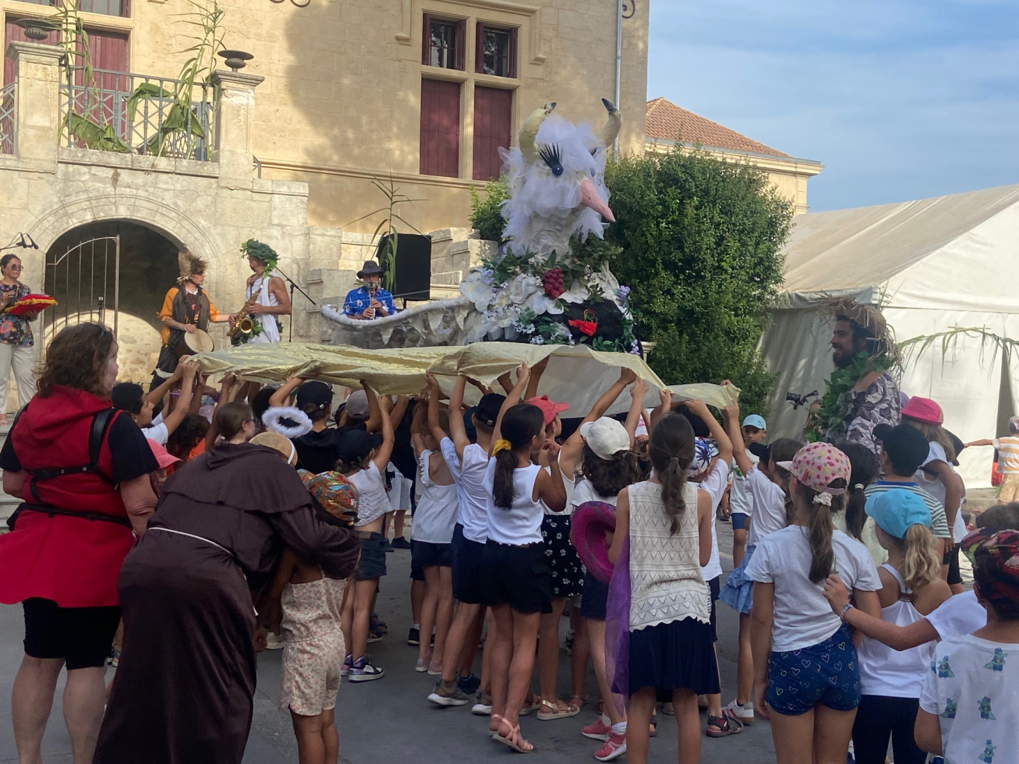 Les enfants portent le Colombioù le jour de ses 1 an