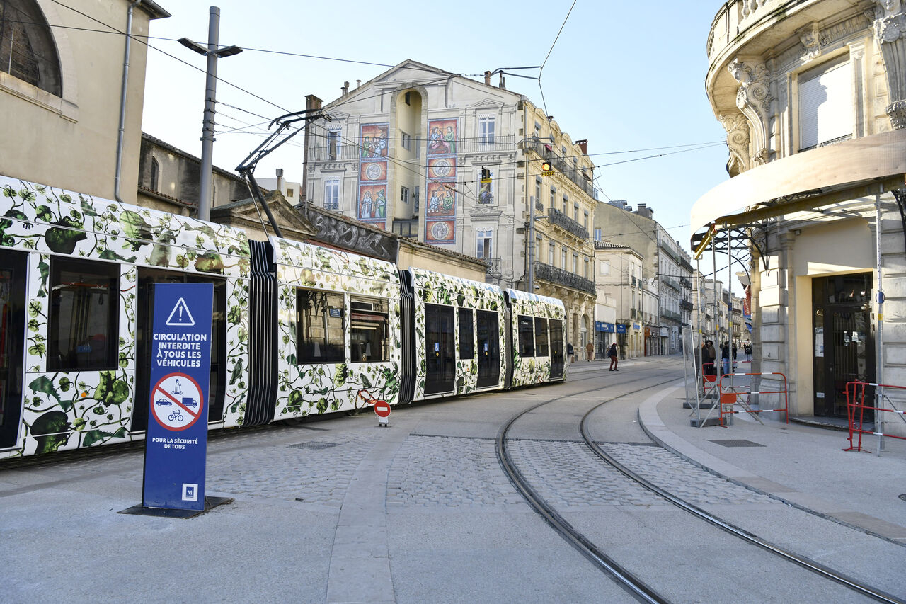 les abords des rails avec un panneau d'interdiction de circuler 