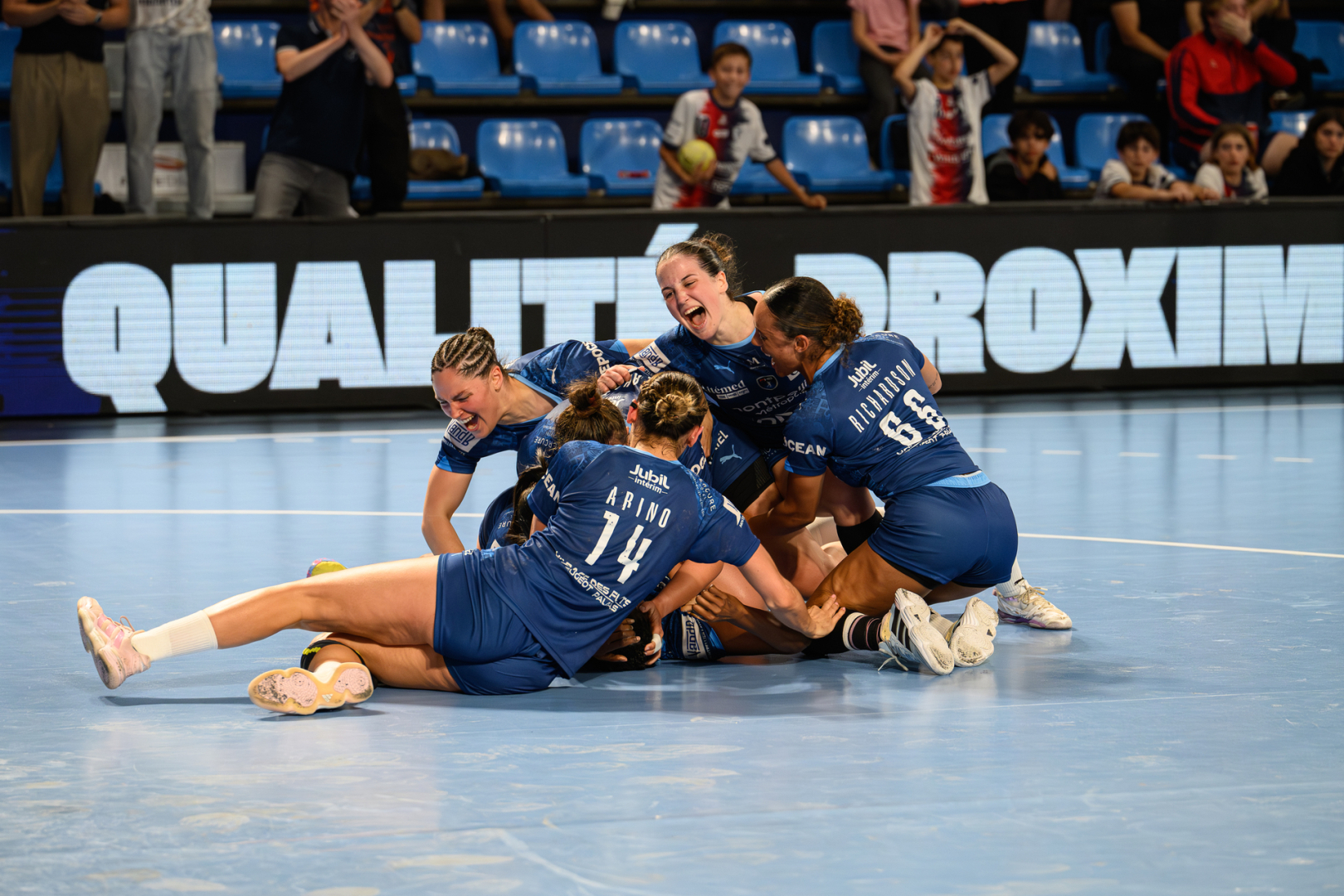 La joie des joueuses du MHB apr&egrave;s la victoire d&eacute;cisive pour la mont&eacute;e contre Toulouse