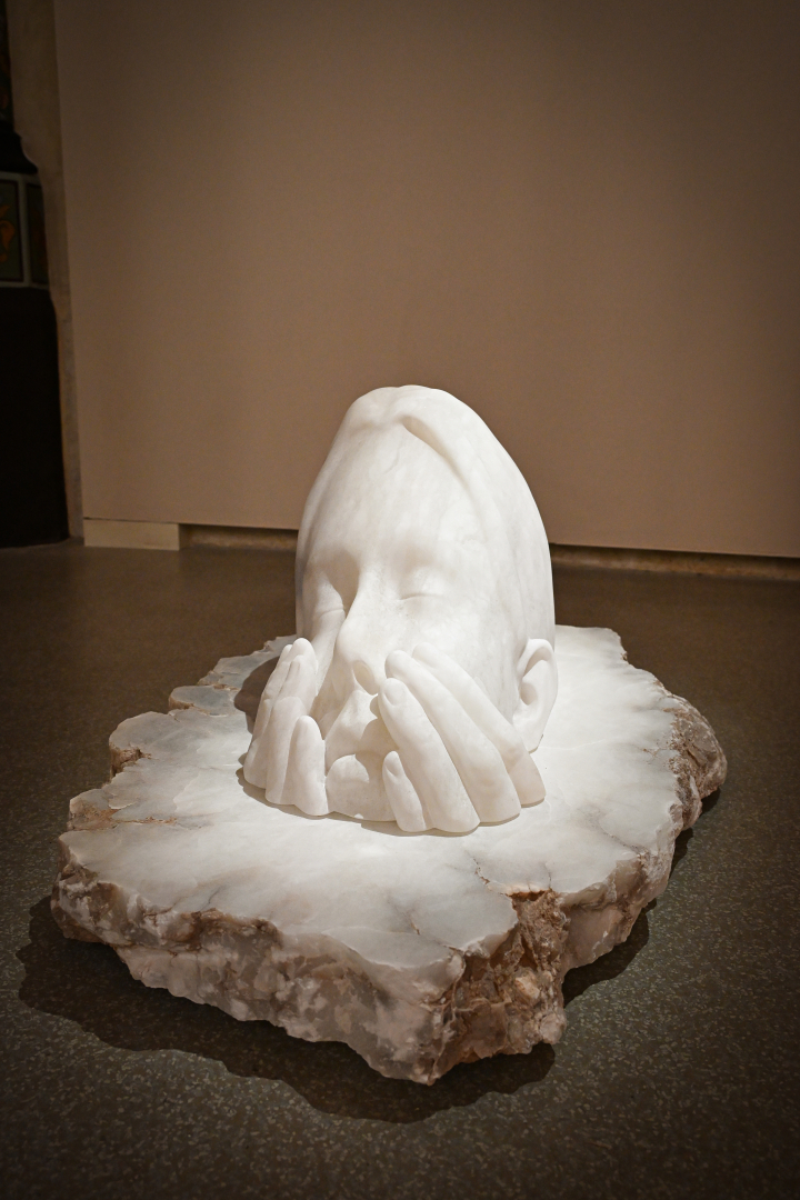 sculpture d'une tête dans de l'albâtre 