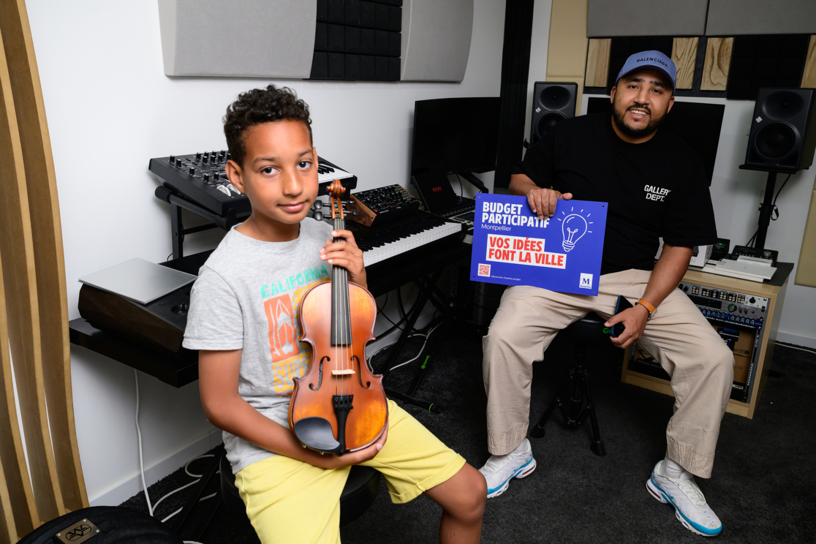 la nouvelle salle de musique de Mot'son avec le directeur de l'association et un enfant