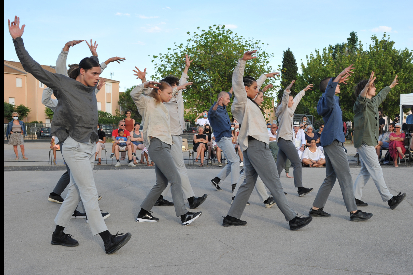 Spectacle de Montpellier Danse sur le parvis du centre culturel de Villeneuve-lès-Maguelone en 2021