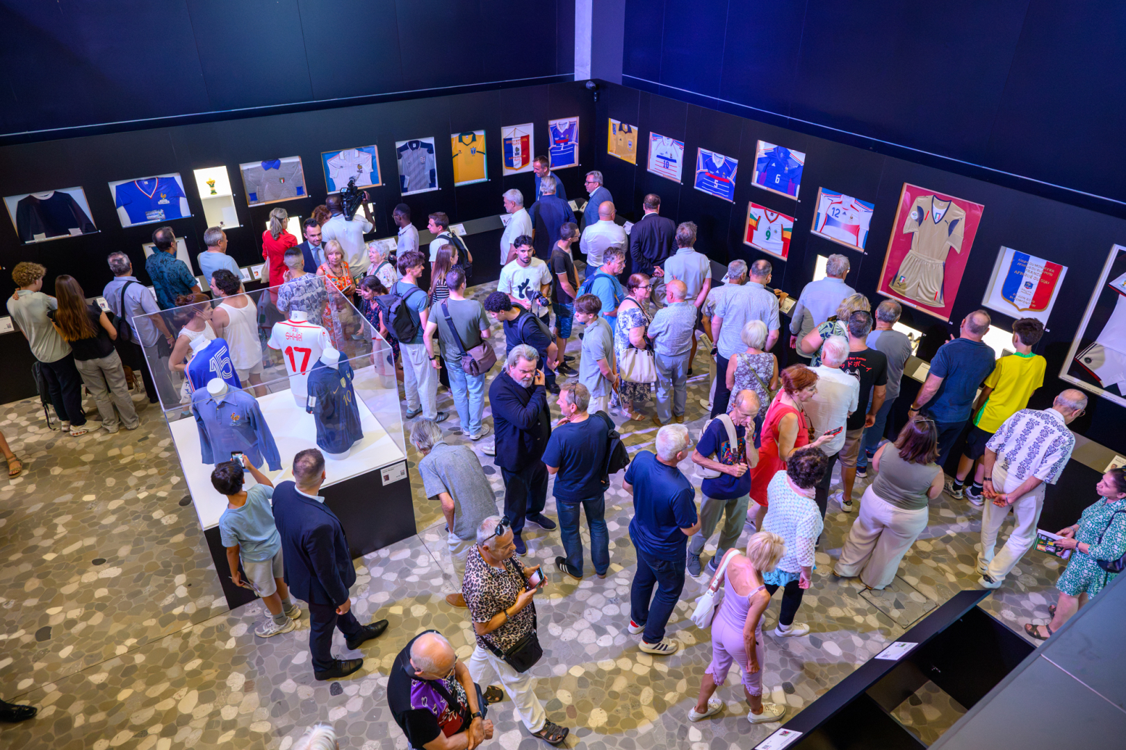 Visiteurs dans la salle