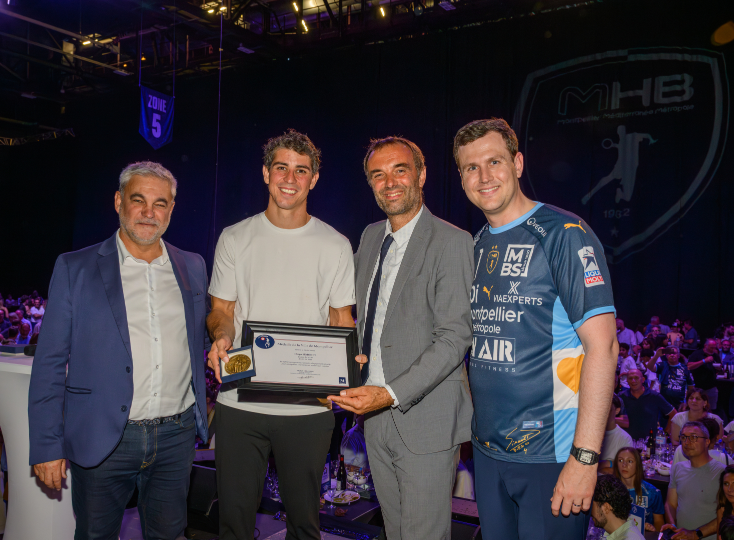 De gauche &agrave; droite, Herv&eacute;  Martin, Vice-pr&eacute;sident d&eacute;l&eacute;gu&eacute; au Rayonnement sportif et &agrave; la Promotion du sport pour toutes et tous, Diego Simonet, Micha&euml;l Delafosse et Julien Deljary, pr&eacute;sident du MHB