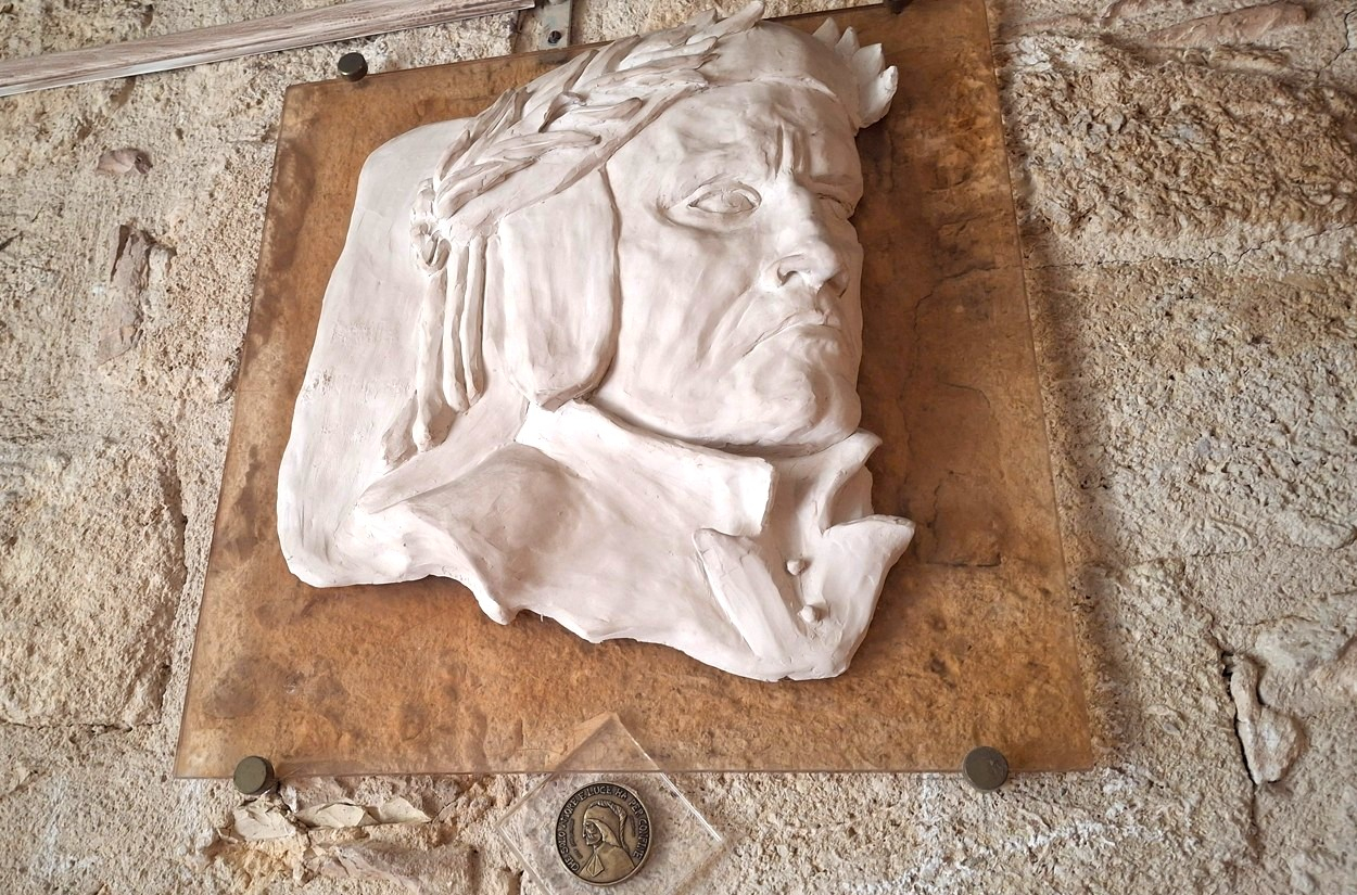 Moulage du visage du po&egrave;te Dante Alighieri