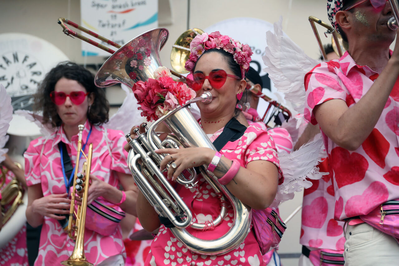une fanfare en train de jouer 