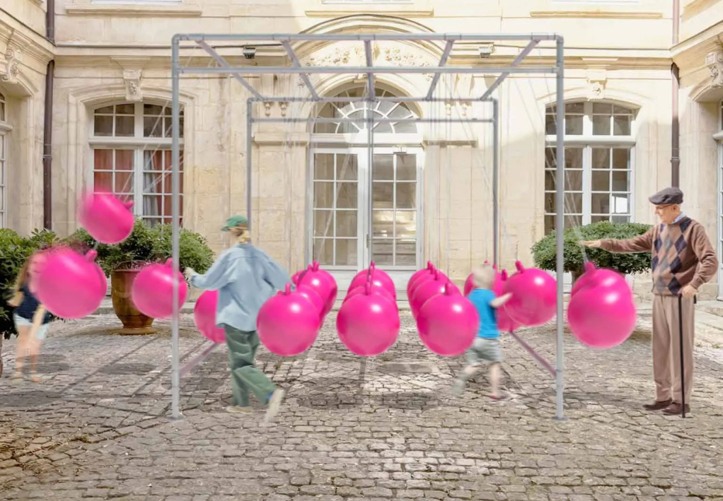 installation de ballons roses dans la cour d'un hôtel particulier