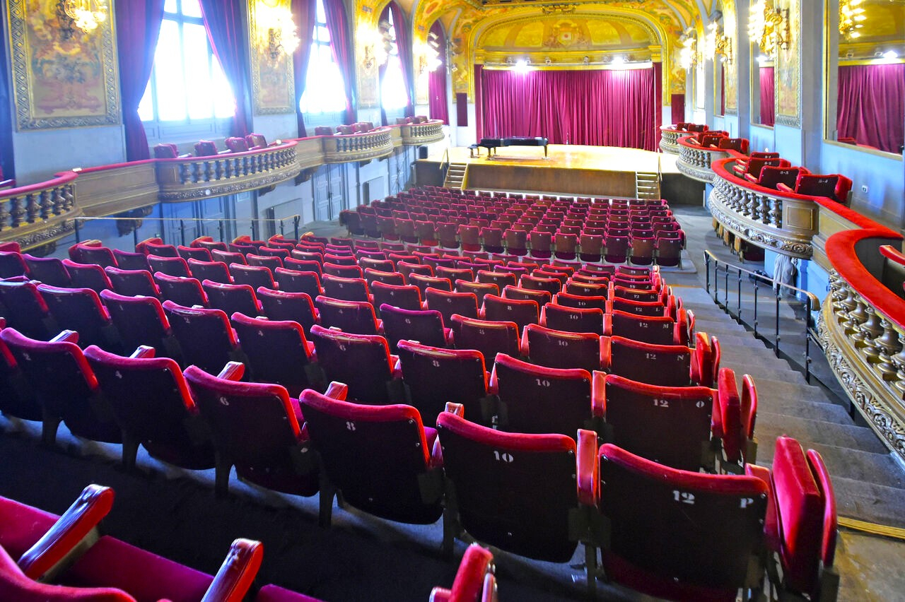 Intérieur de la salle Molière avec dorures et fauteuils rouges