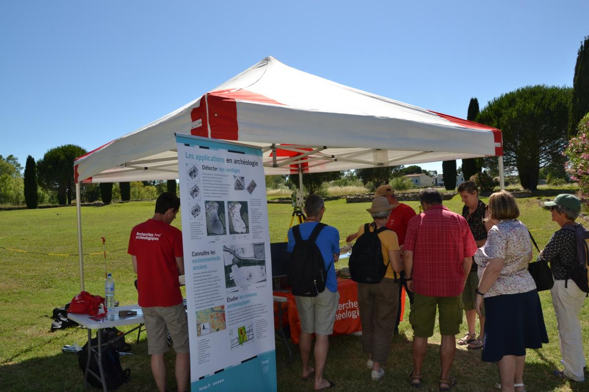 un stand d'archéologie