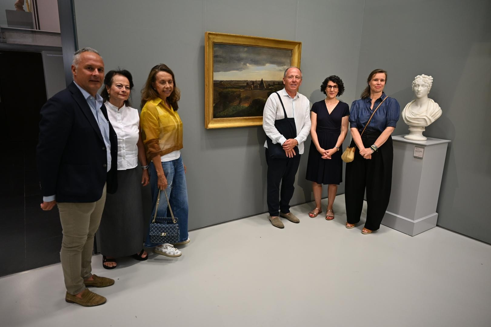 Elus et fondation Typhaine devant le tableau