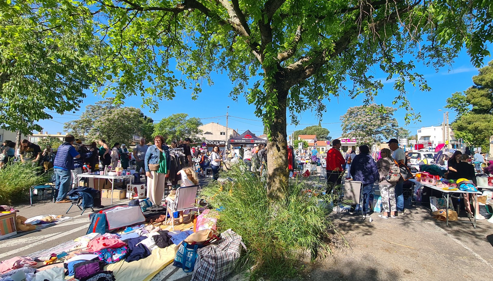 Le vide grenier sur la place Jean Baumel