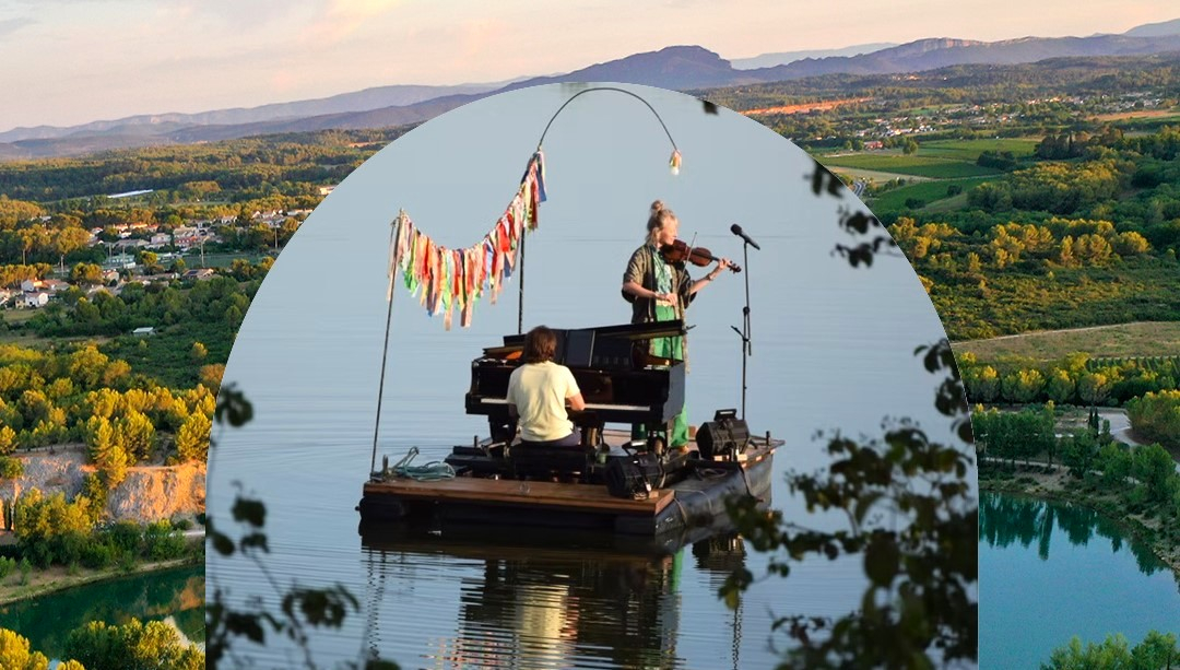 Image du piano sur le lac 