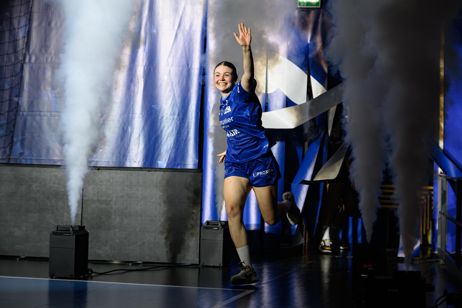 entr&eacute;e joueuse MHB lors du dernier match de la saison 