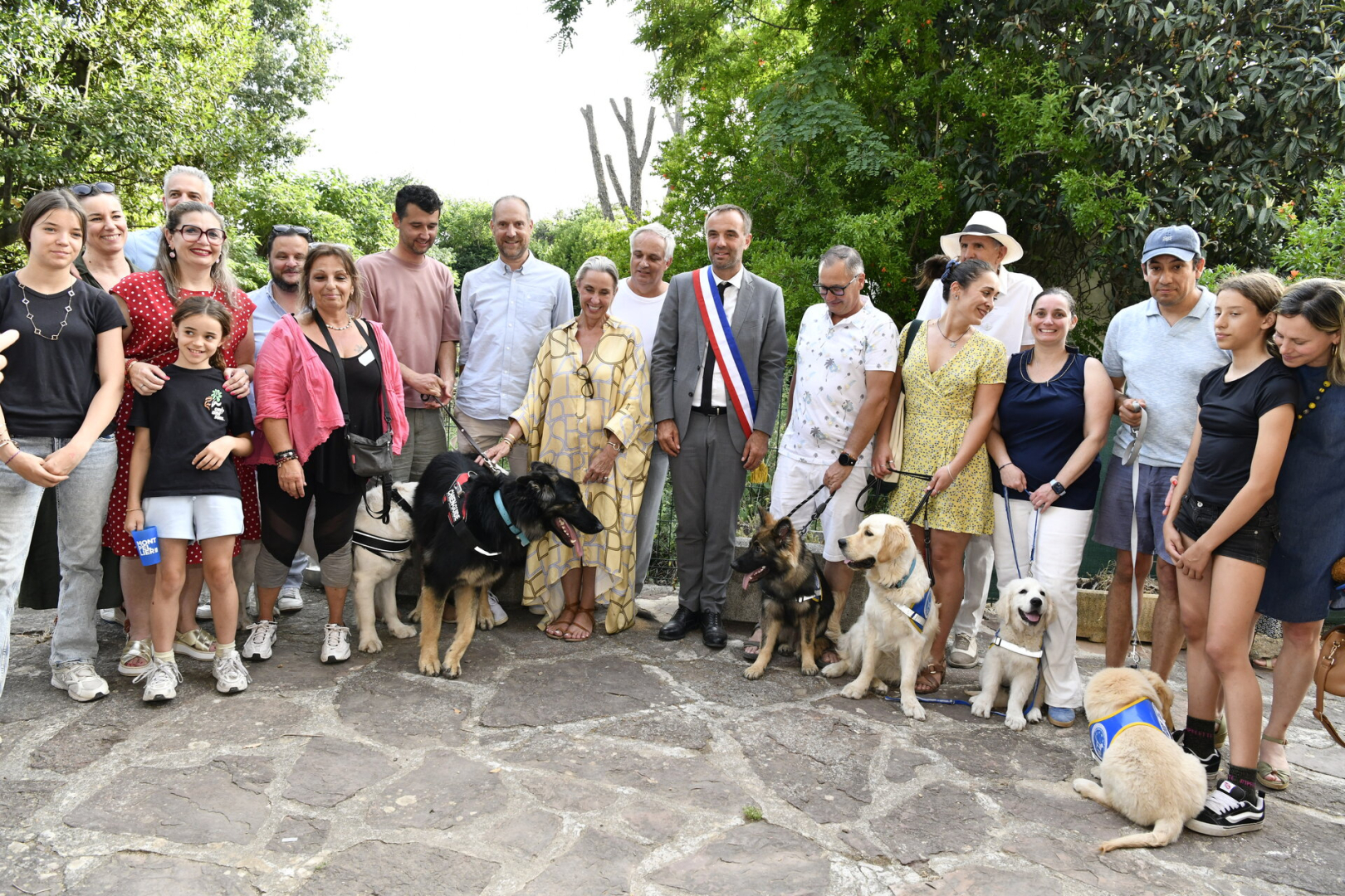 Photo de groupe des bénévoles et élus lors de l'inauguration de l'école de chiens guides d'aveugles, le 16 juin 2026