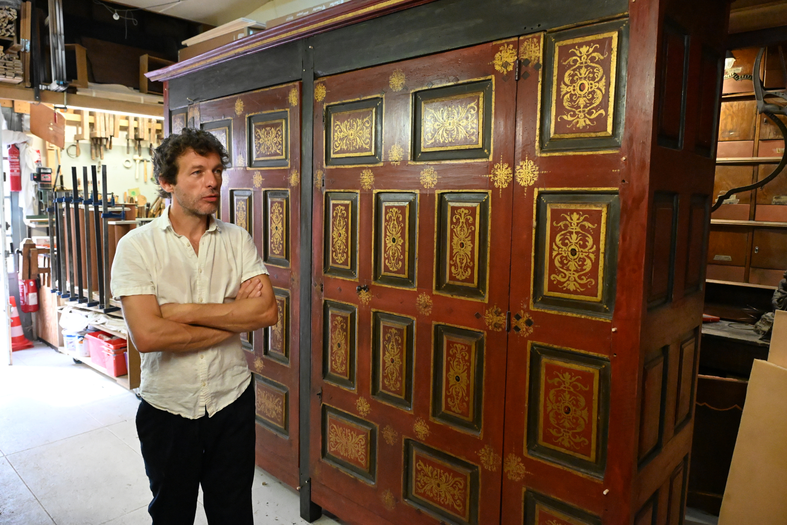 Mickaël Amant devant l'armoire