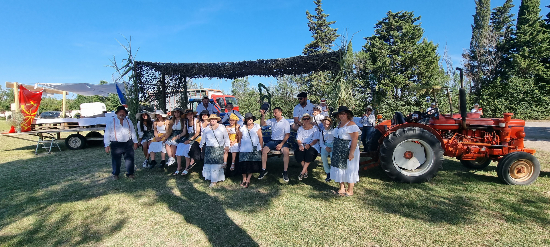 Tracteur, charette et habitants de Villeneuve