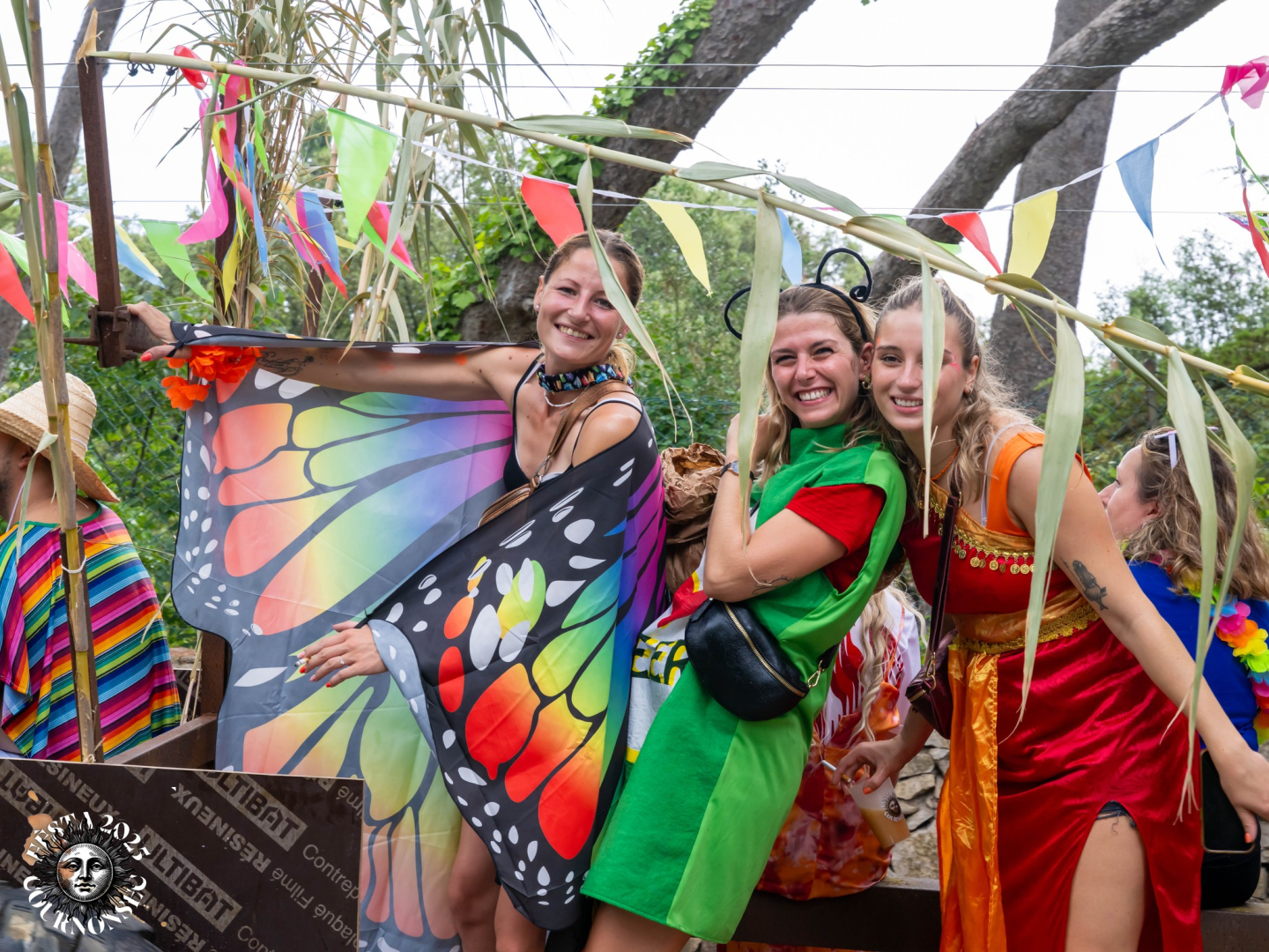 Trois jeunes femmes déguisées en papillon