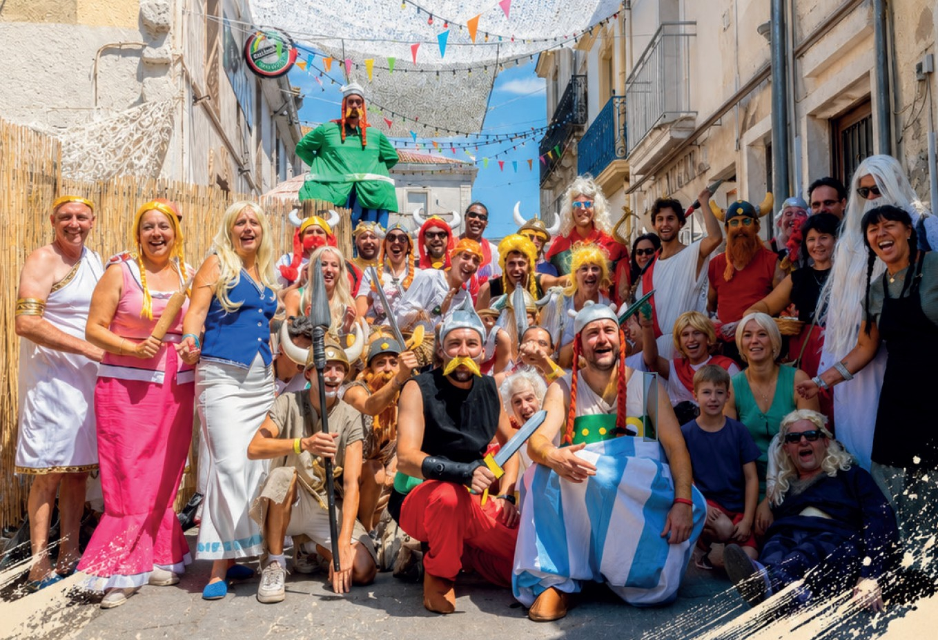 Photo de Vendargues et les habitants habill&eacute;s en personnages d'Ast&eacute;rix