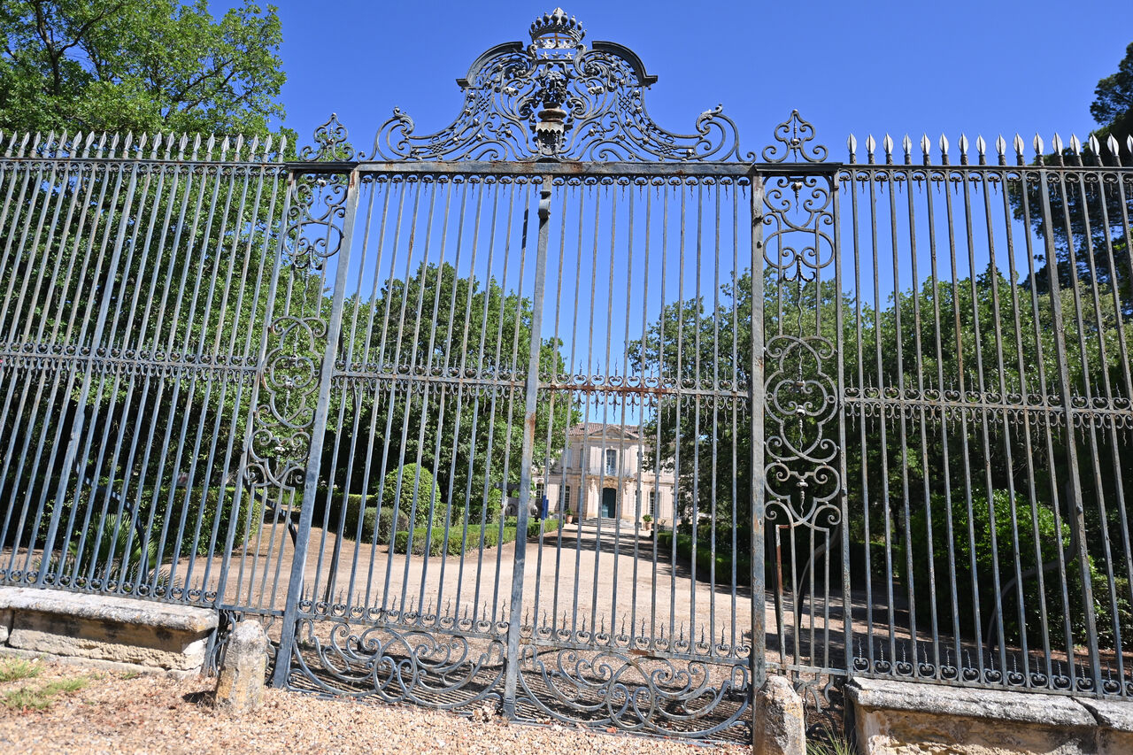 Grilles Chateau L'Engarran (L&eacute;v&eacute;rune)