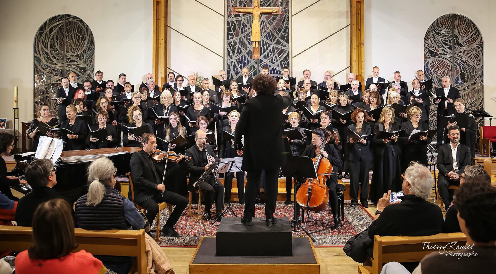 Vue du choeur chantant dans une église