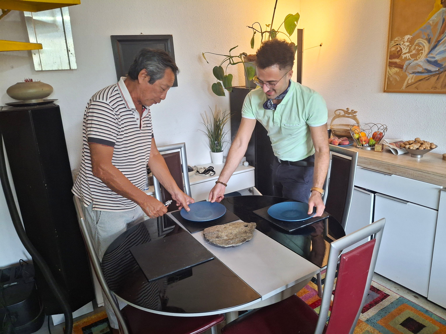 Jean et Amin mettent la table