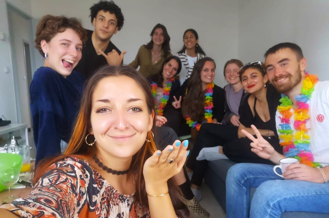Groupe de jeunes filles et garçons du dispositif KAPS posant pour la photo