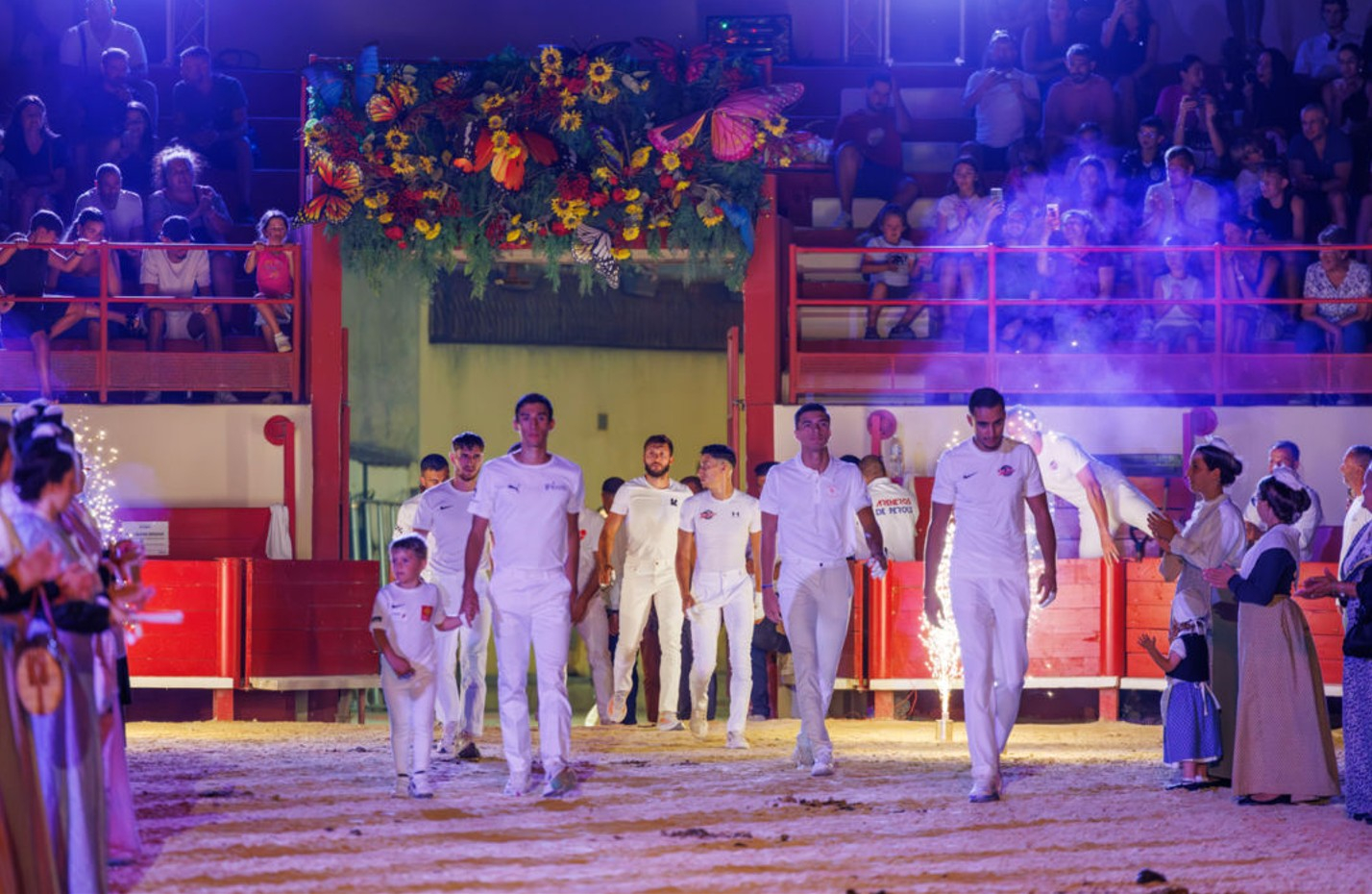 Entr&eacute;e des raseteurs pour le troph&eacute;e taurin dans les ar&egrave;nes du Cr&egrave;s