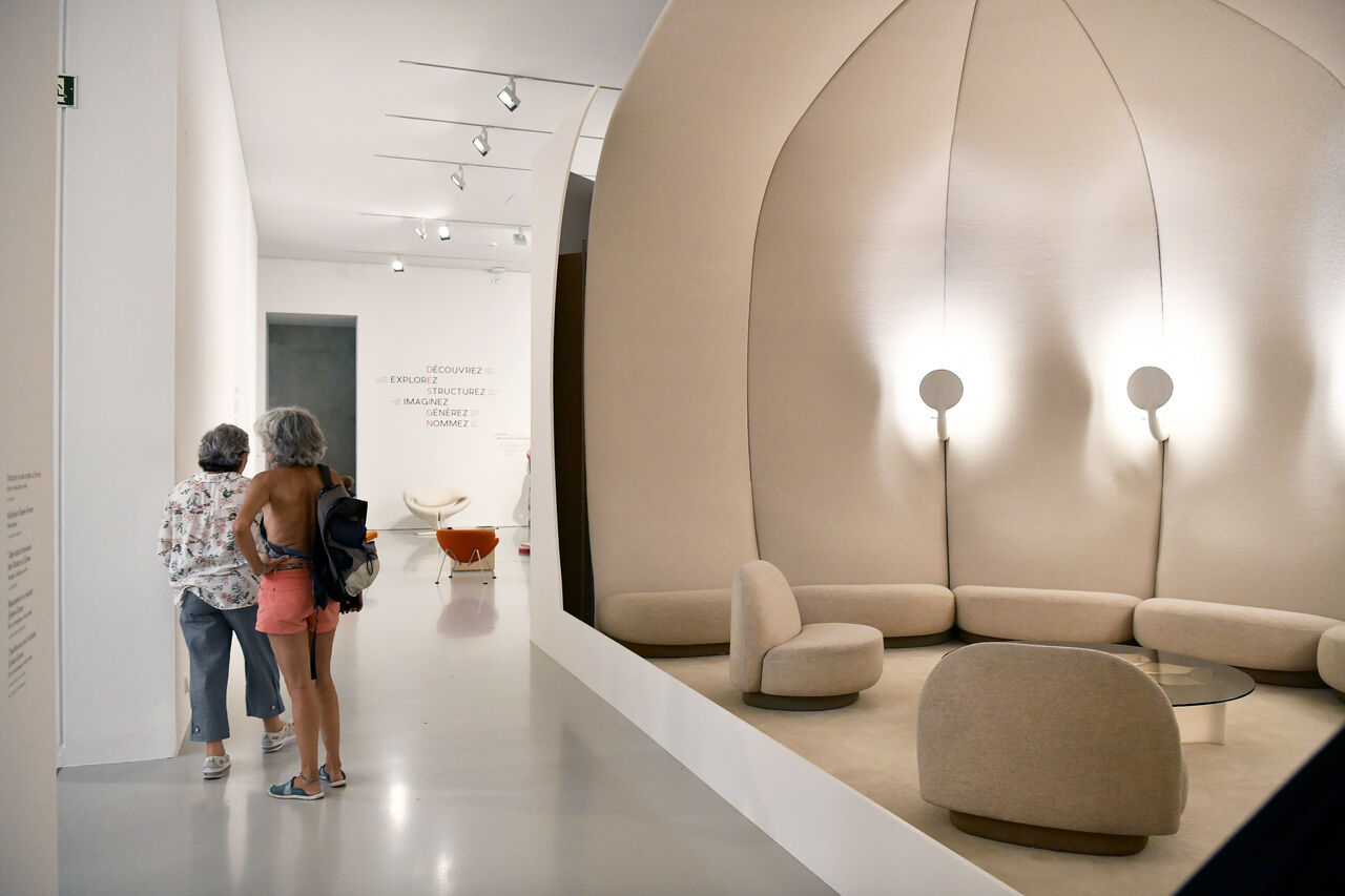 Le fumoir dans l'exposition consacrée à Pierre Paulin au musée Fabre