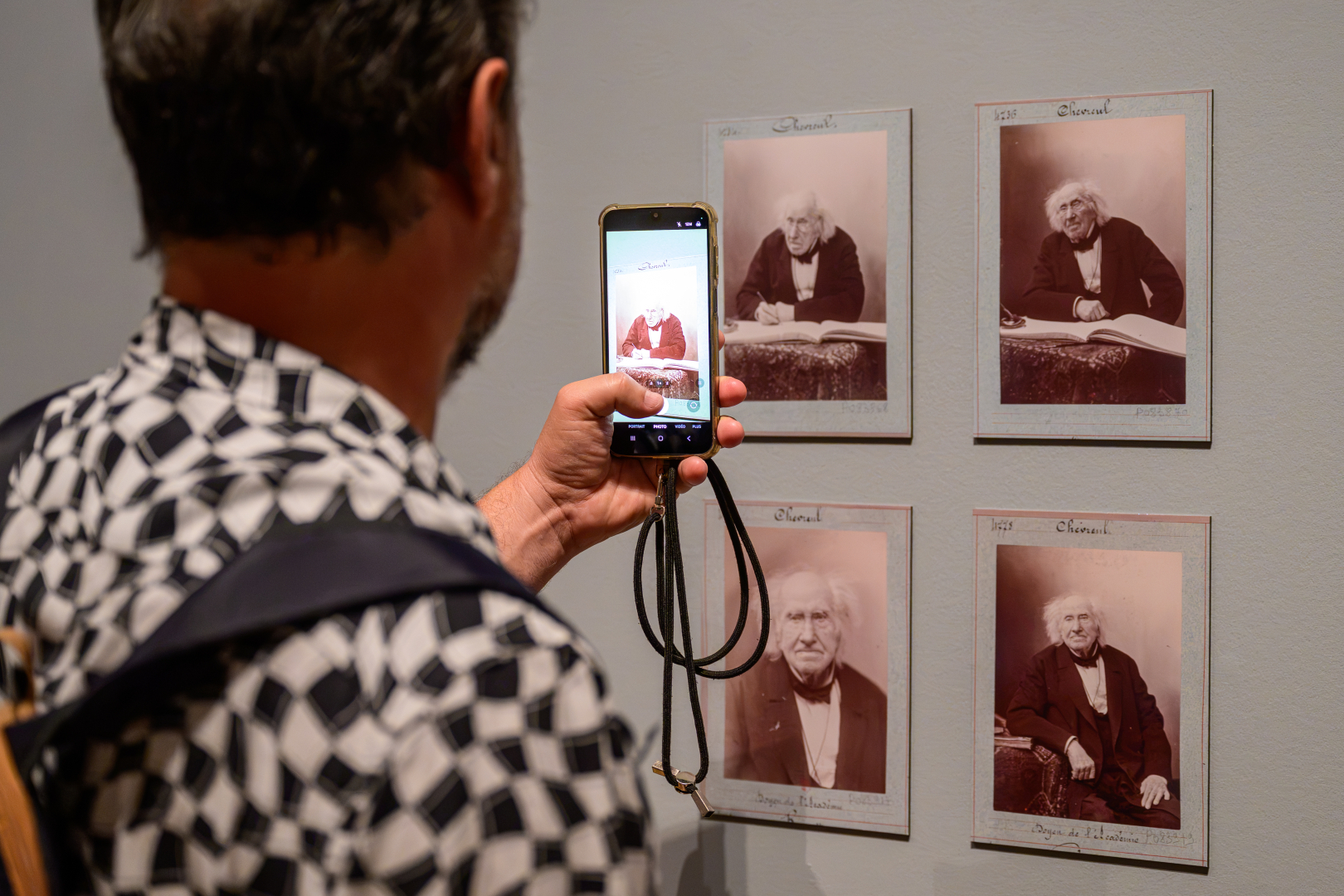 Monsieur prenant des photos avec son portable au Pavillon Populaire