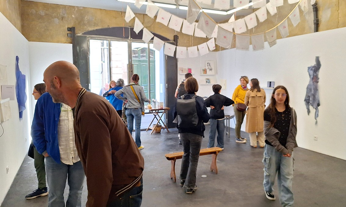Public regardant une exposition au Lieu Multiple