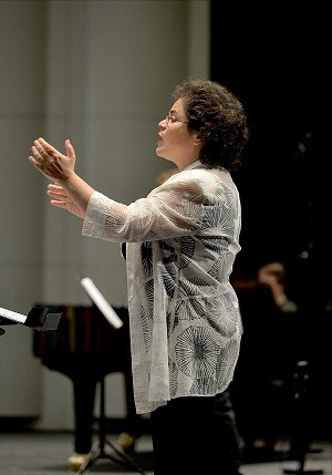 Valérie Blanvillain en train de diriger le choeur