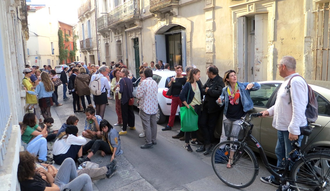 Ambiance de rue pour un vernissage au Lieu Multiple