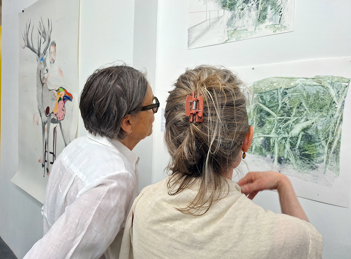 Deux visiteuses du salon Drawing Room en 2025