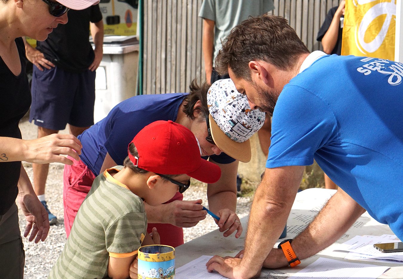une famille qui participe à la course d'orientation