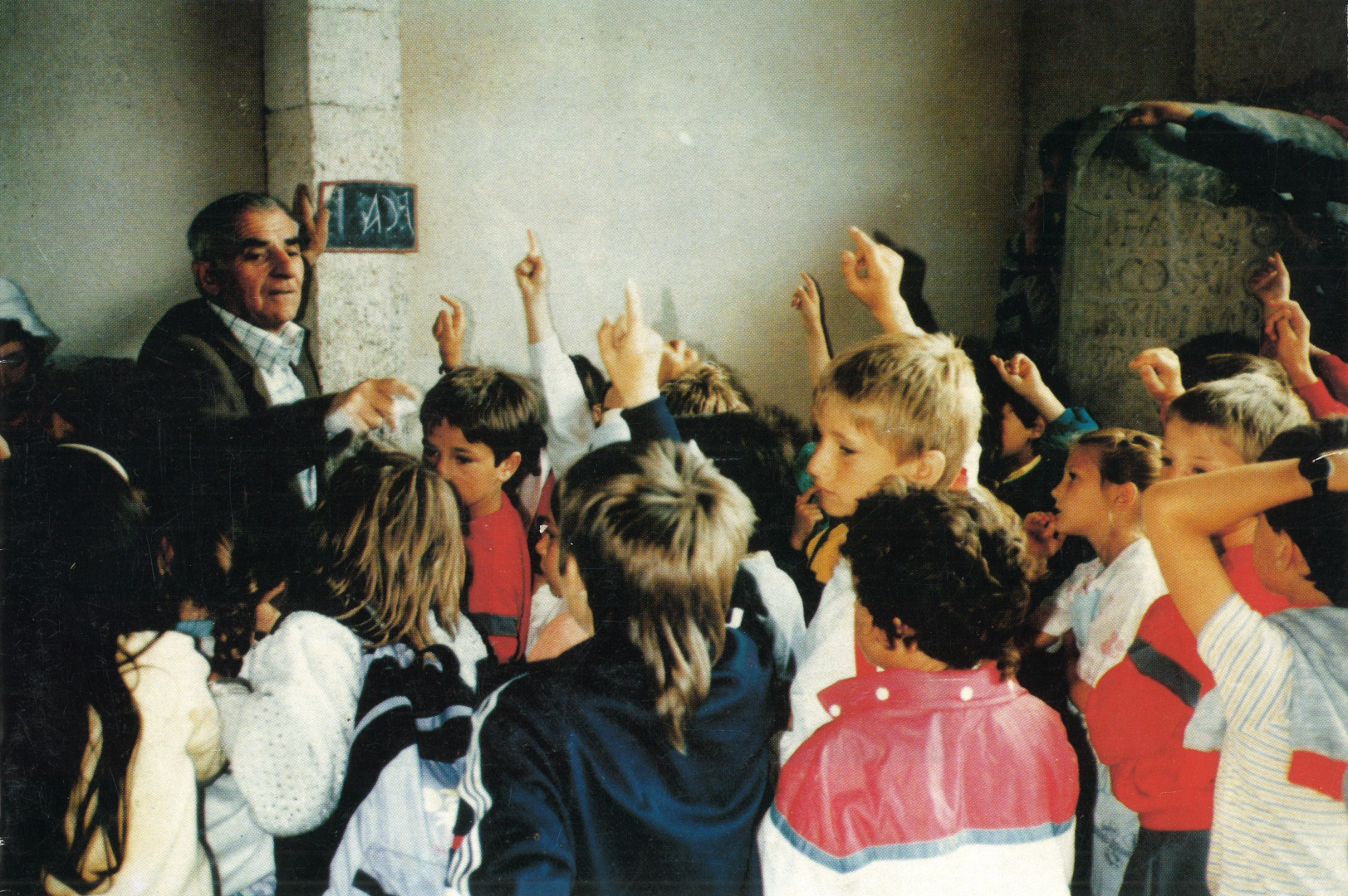 Henri Prades, instituteur avec ses élèves au musée