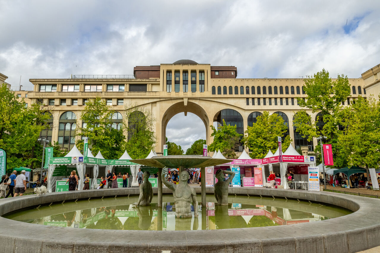 une vie d'ensemble de la manifestation place de Thessalie