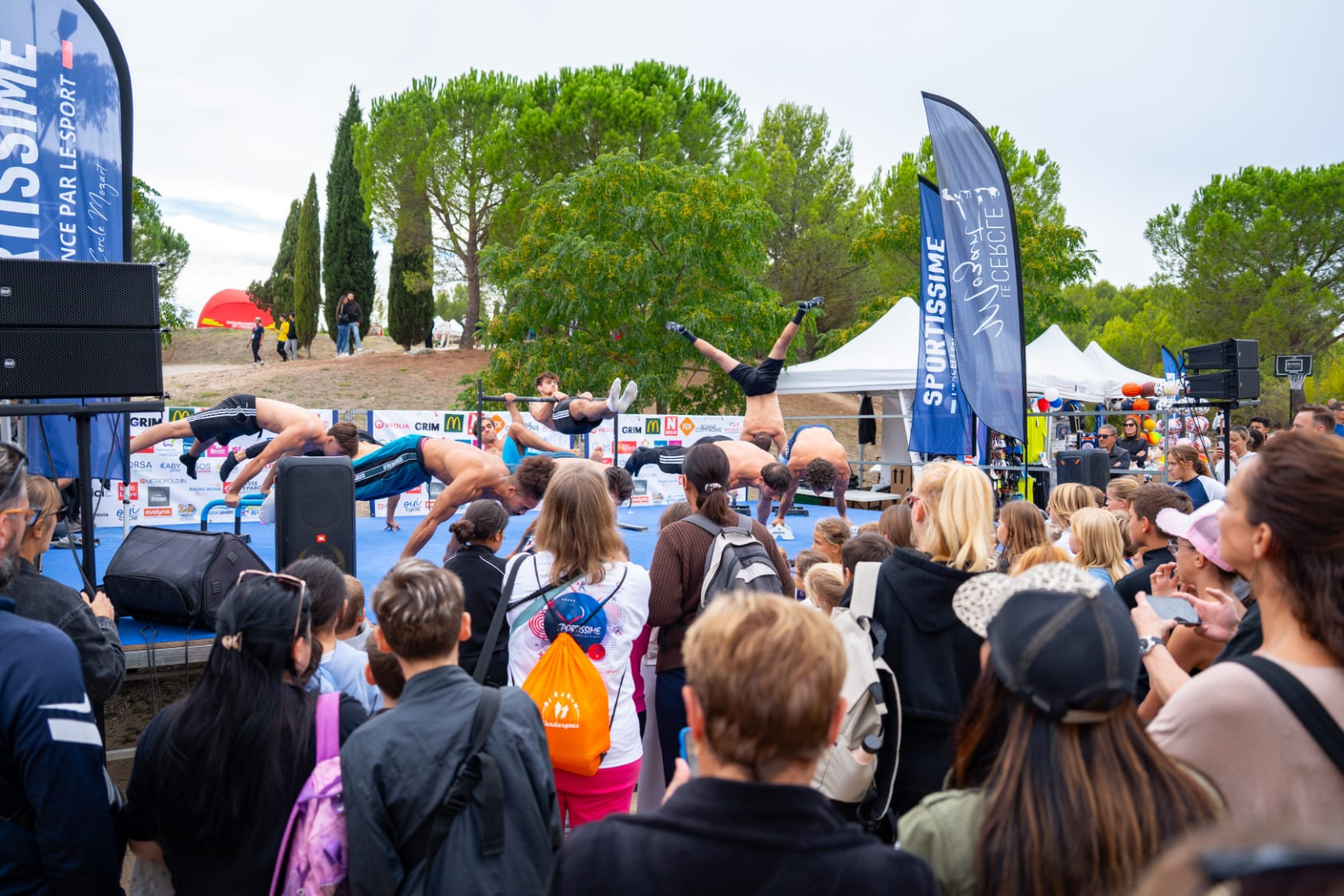 spectateurs devant demonstration de gym
