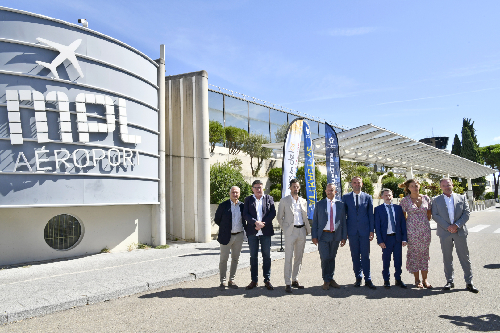 les &eacute;lus devant l'a&eacute;roport 