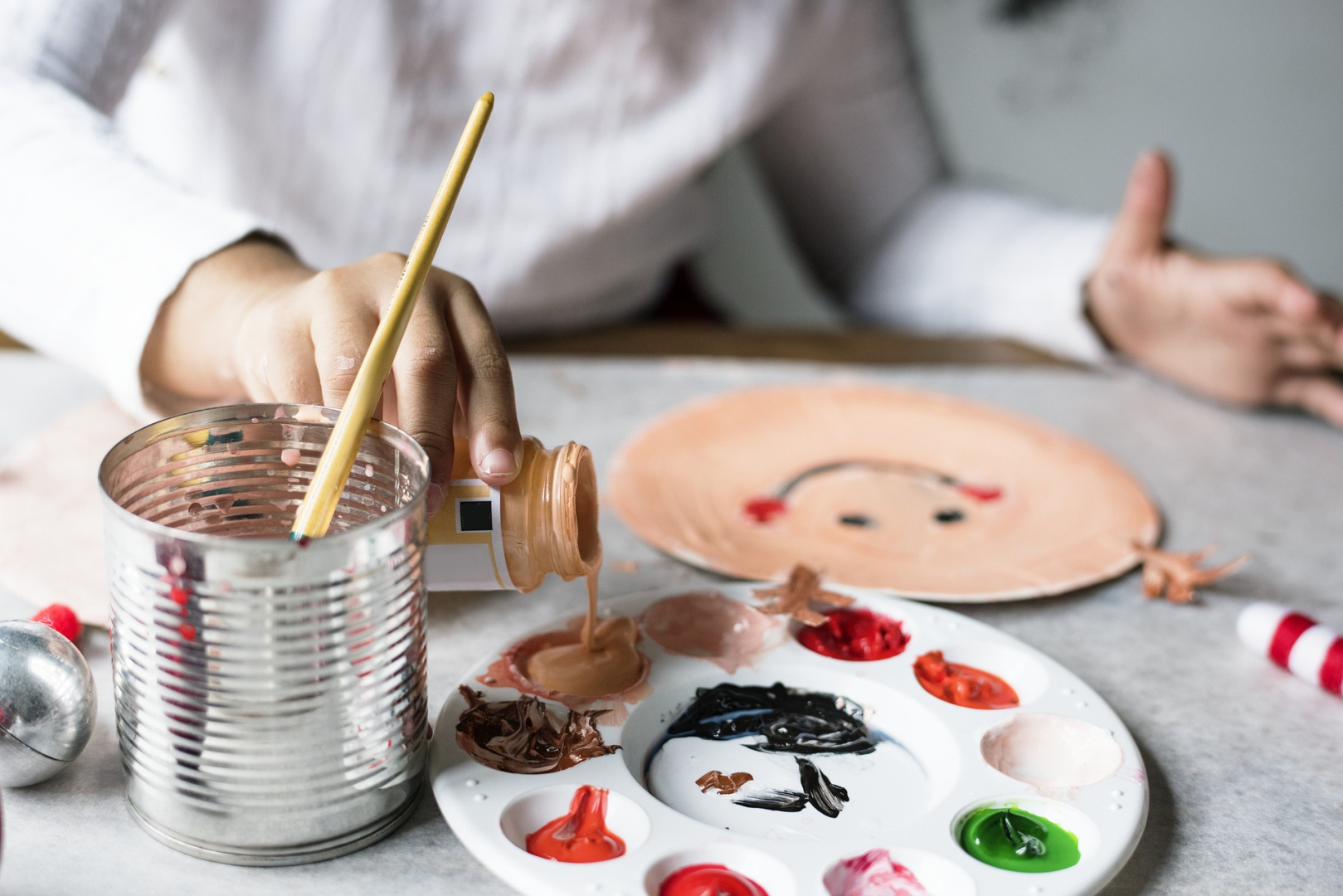 main d'enfants devant une palette de peinture 
