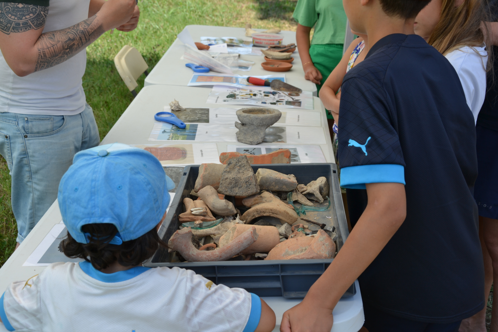 des enfants dans un atelier