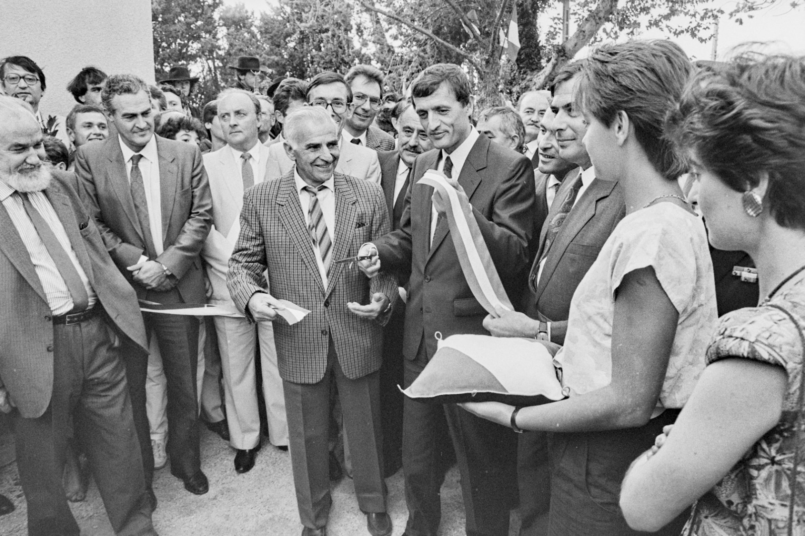 photo d'archive en noir et blanc de la coupure du ruban inaugural