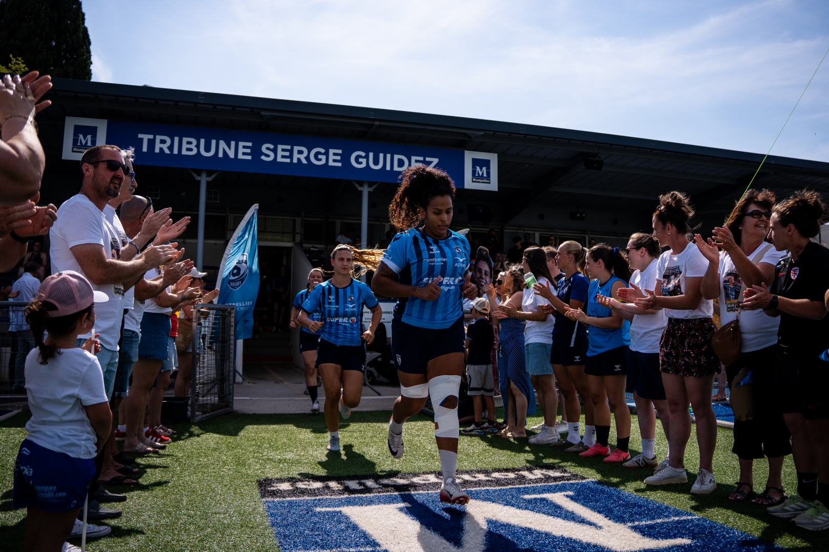 joueuses entrant sur le terrain 