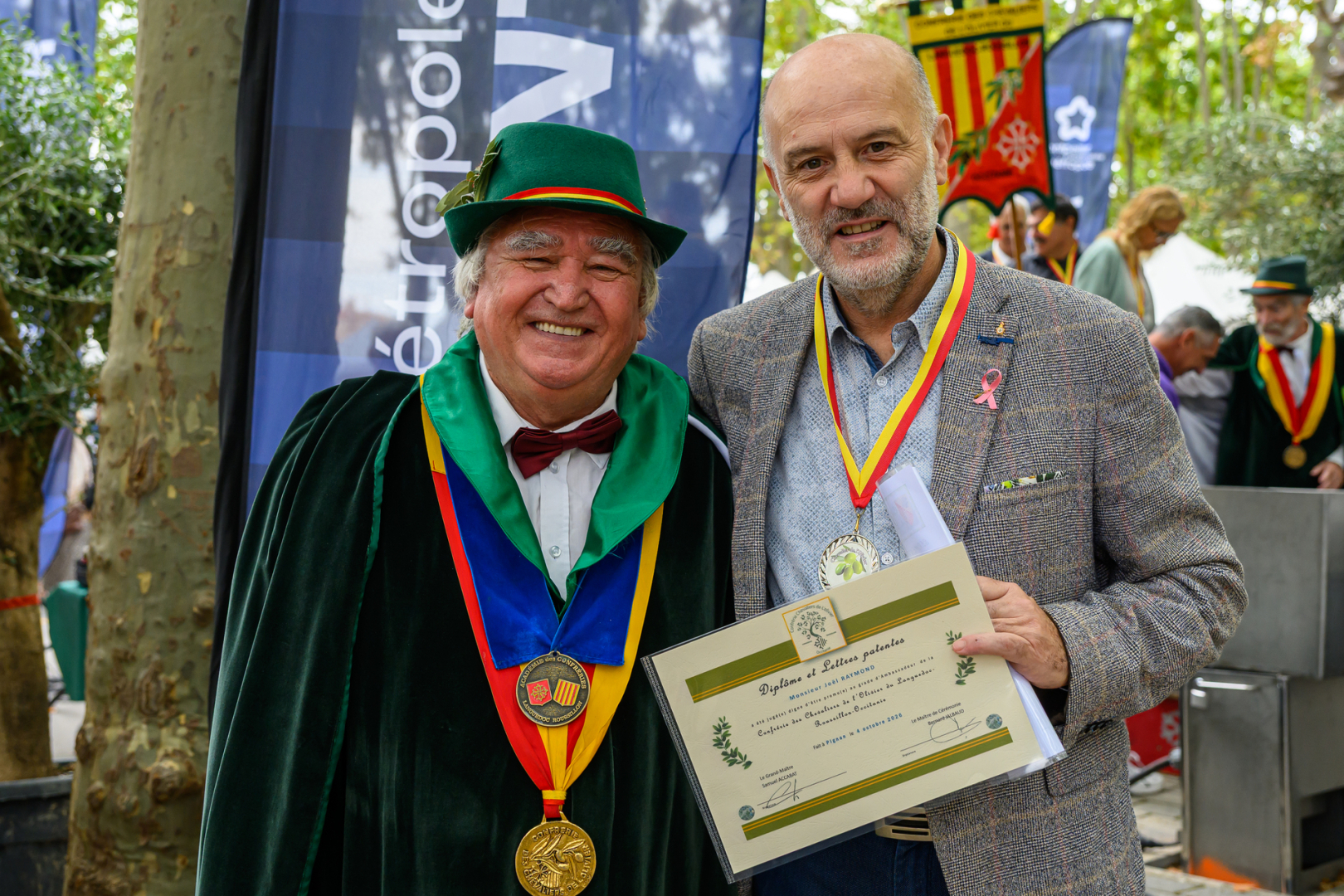 Joël Raymond intronisé Chevalier de l’Olivier par le grand maître de la Confrérie des Chevaliers de l’Olivier du Languedoc-Roussillon Occitanie lors de la fête de l’olive à Pignan, le 4 octobre