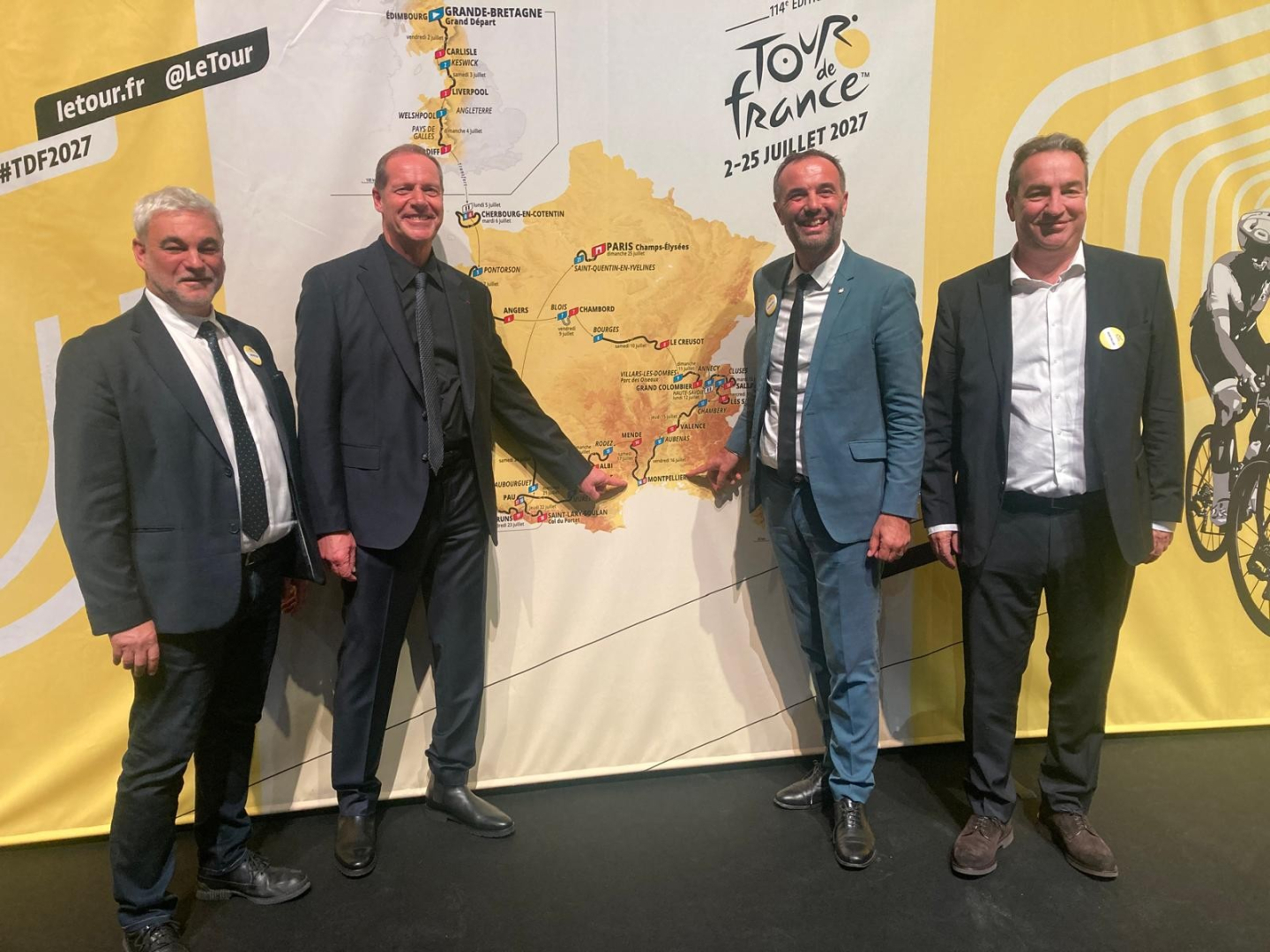 élus lors de l'annonce officielle du parcours du Tour de France 2027